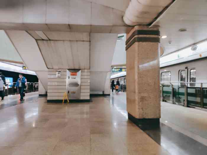 上海科技馆地铁站