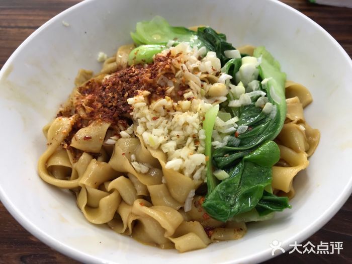 二大碗拉面油泼面图片