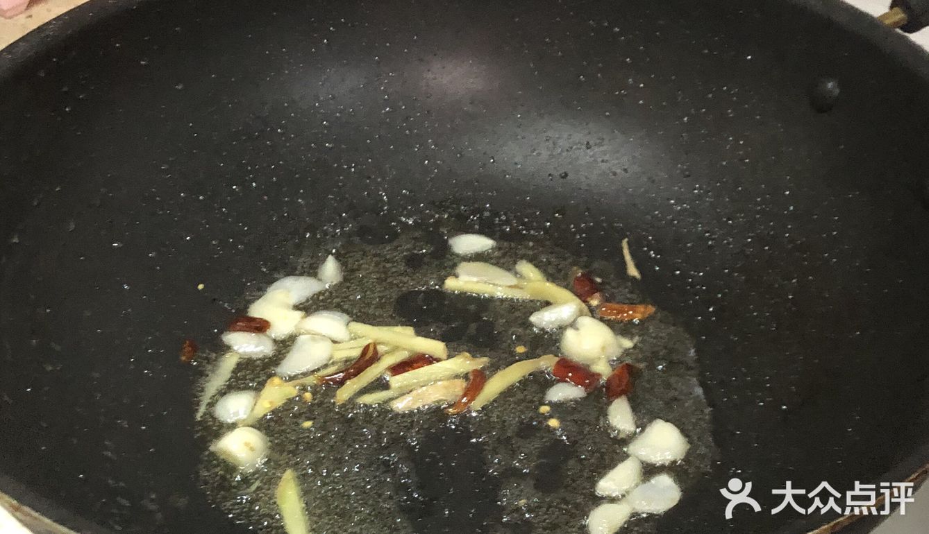 步骤：1.将姜蒜，辣椒下锅爆香，加入毛豆，翻炒