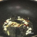 步骤：1.将姜蒜，辣椒下锅爆香，加入毛豆，翻炒