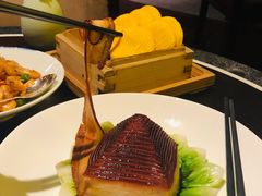 金牌扣肉配玉米饼-杭州西子湖四季酒店·金沙厅