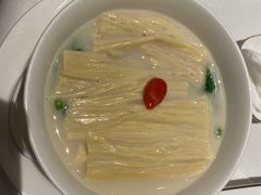 鲜鱼汤煮豆苗-粤界(望京金辉店)