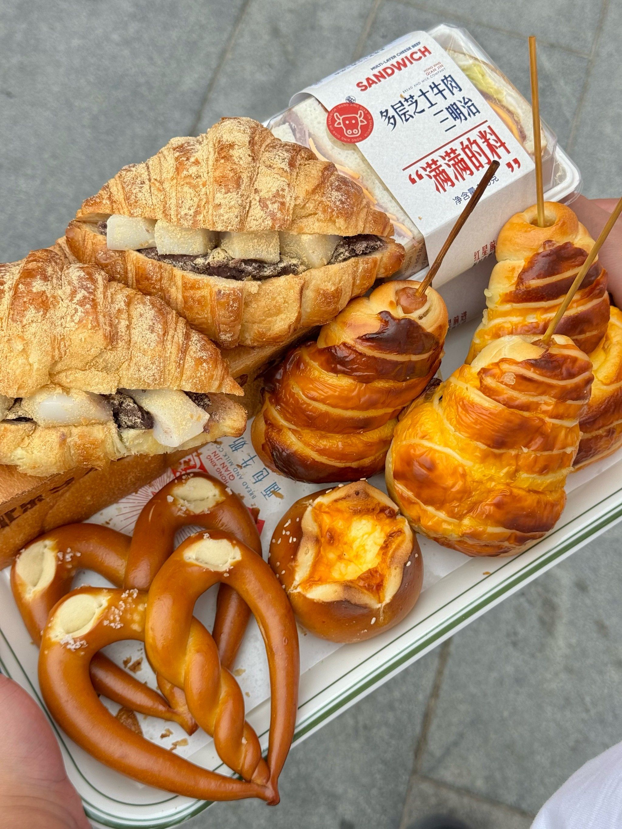 牛打滚可颂面包🥐,老式鸡腿包🍗,这两种都不错