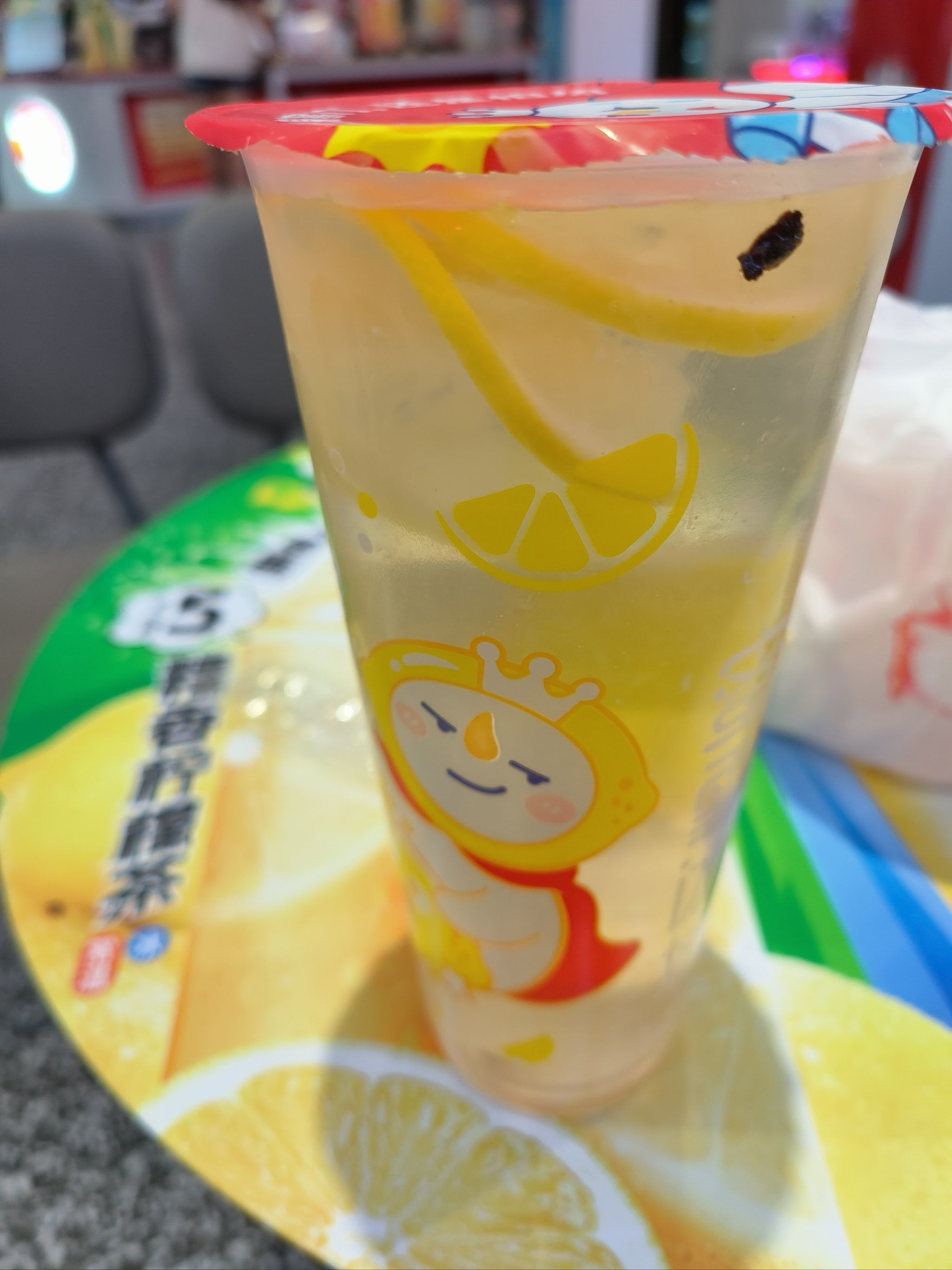 n环境,店面挺大,算是蜜雪冰城里比较大的店.里面还有抓娃娃机