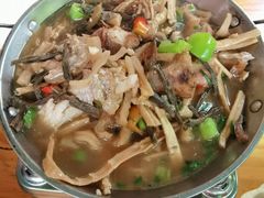 大山野菜参子鱼炖干笋-鱼乐岛餐厅·户外花园主题餐厅