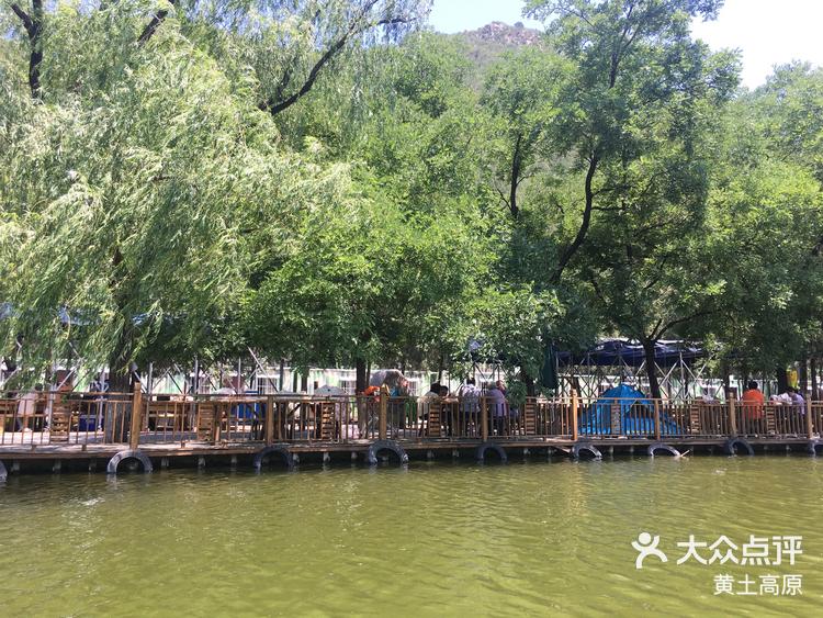 这是燕子湖水上乐园内的烧烤场所多美滋啊