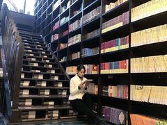 -钟书阁(松江泰晤士小镇店)