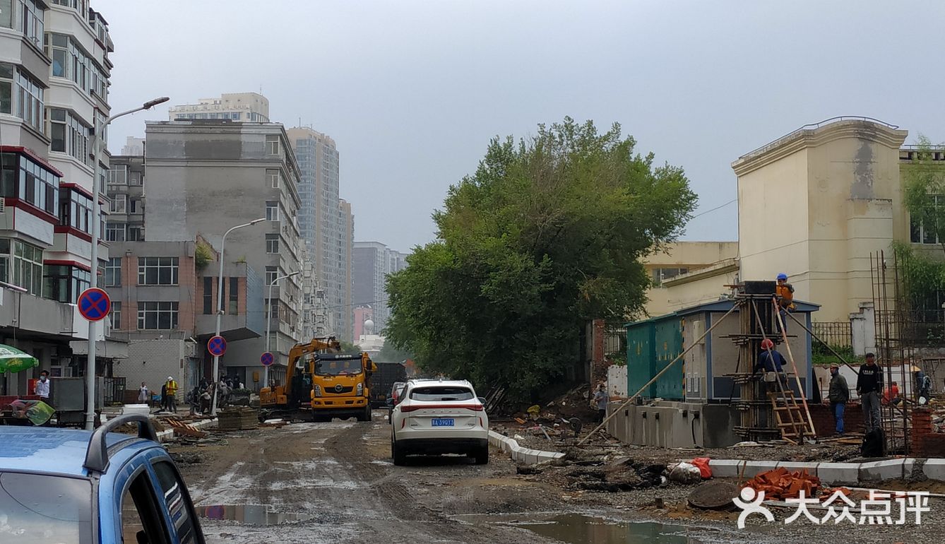 冒雨去探查鱼市搬迁进度