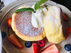 莓果奶油芝士舒芙蕾松饼-UPPER KITCHEN(延安路店)