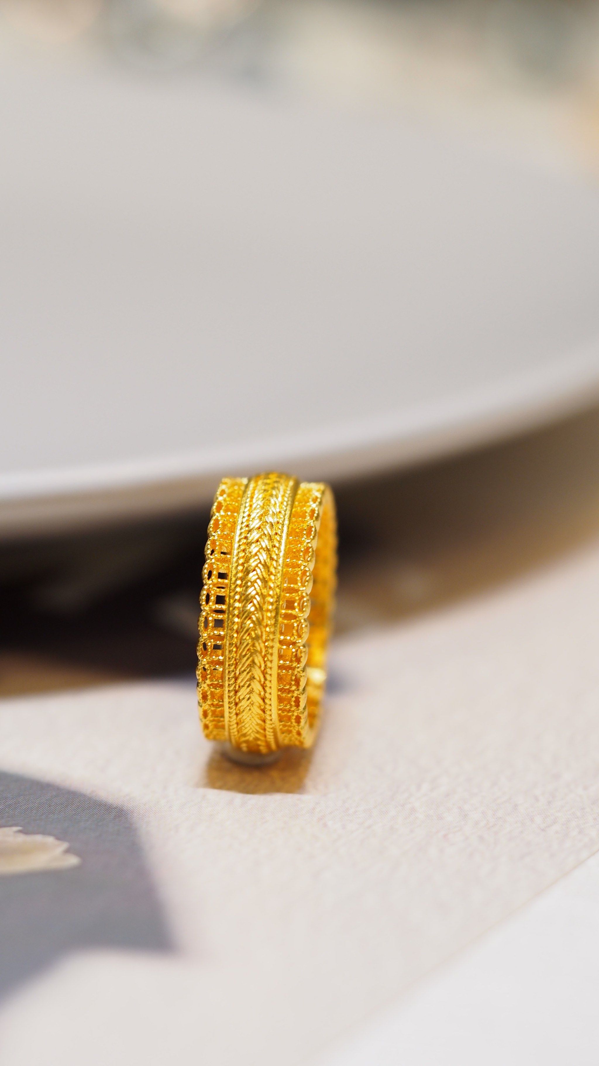 谁会不喜欢这么美丽的黄金戒指呢