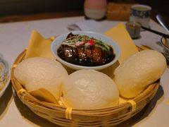 酒酿馒头配扣肉-卯时·龙光雅宴·精致锡帮菜(惠山古镇店)