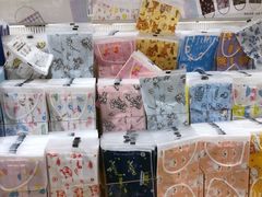 -名创优品(北京新中关购物中心地铁层店)