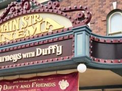 -小镇影院迪士尼小熊Duffy与他的朋友合影地