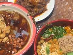 -爆炸头阿姨小四川正宗川味小吃(无任何分店)