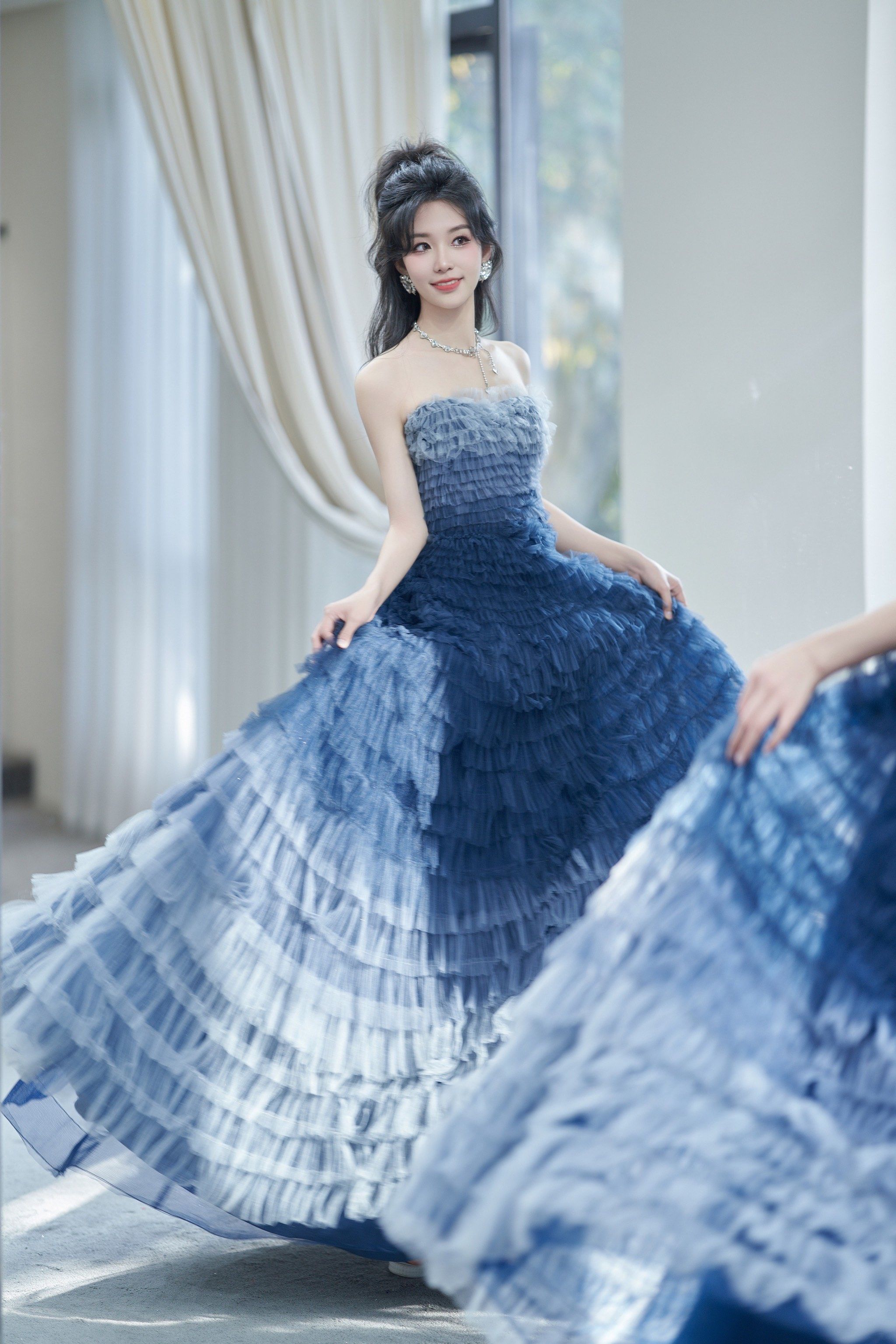 看得出她是公主穿上就想转圈的蓝色礼服
