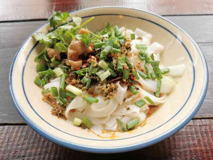 荣县罗抄手(紫荆城邦店)-"点了想吃的米面,老家叫米块,牛肉汤不够浓.