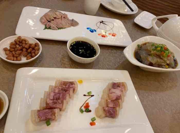 一品粤珍轩(新客站店)-"口味挺好的,就是坐在大厅里,显得太空旷了.