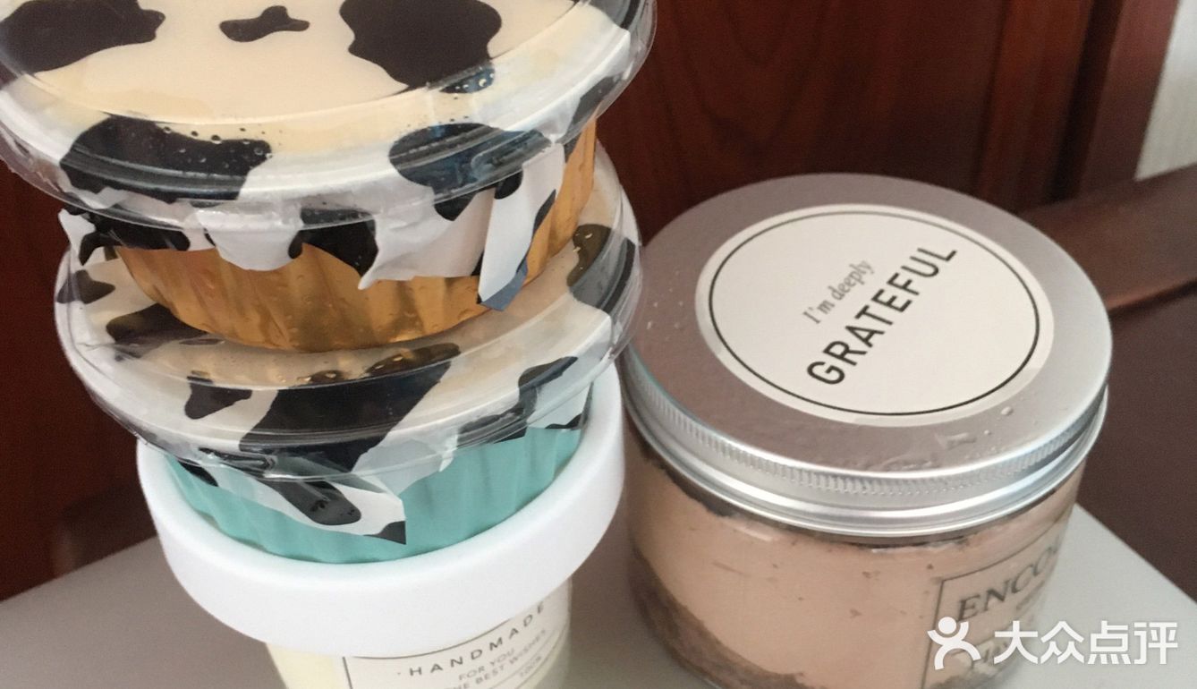 不够细腻 朗姆巧克力蛋糕：奶油不错 蛋糕体也ok