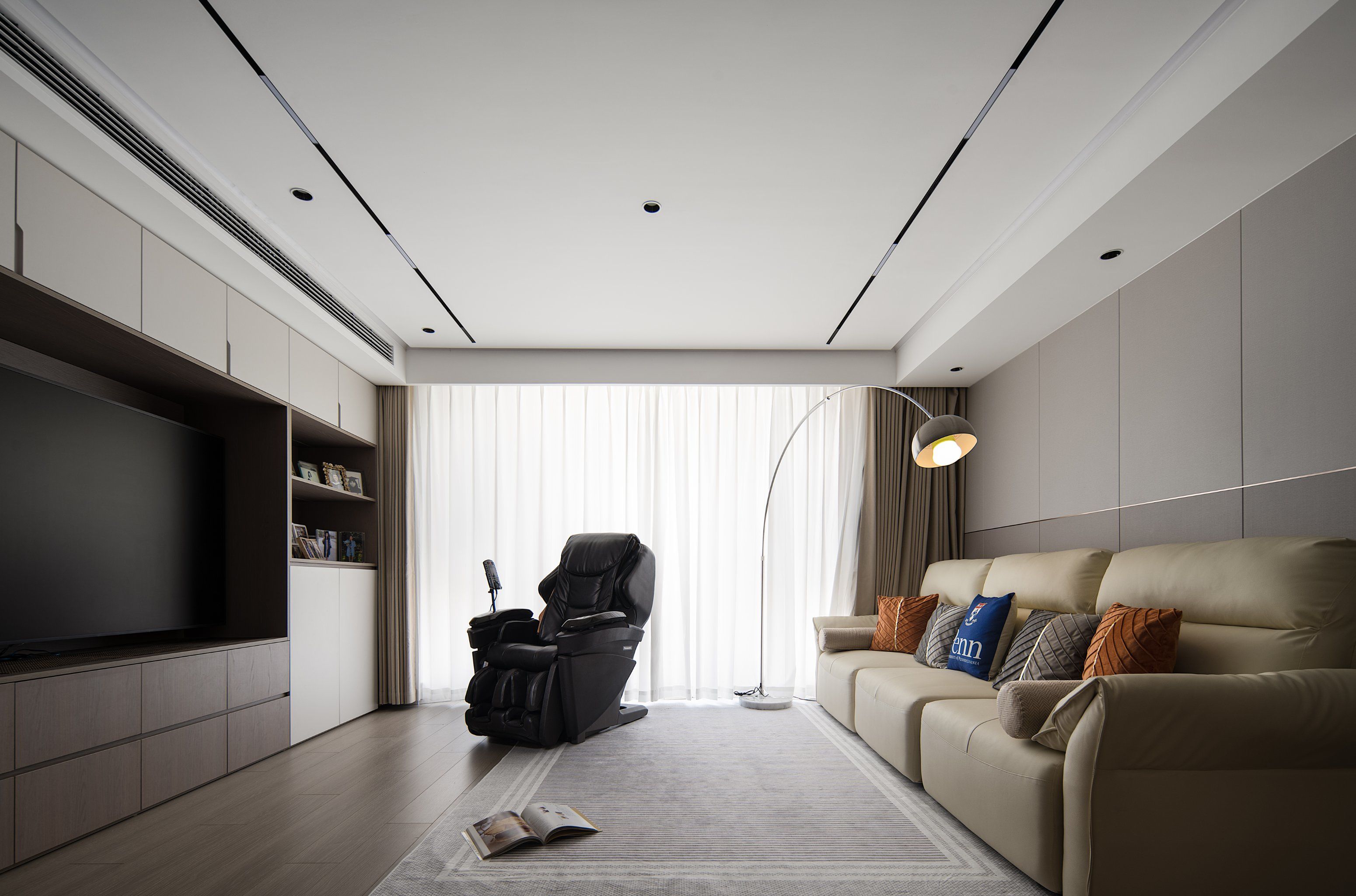 中央空调,地暖一次配置到齐,全屋定制的家具和木饰面护墙板,无主灯