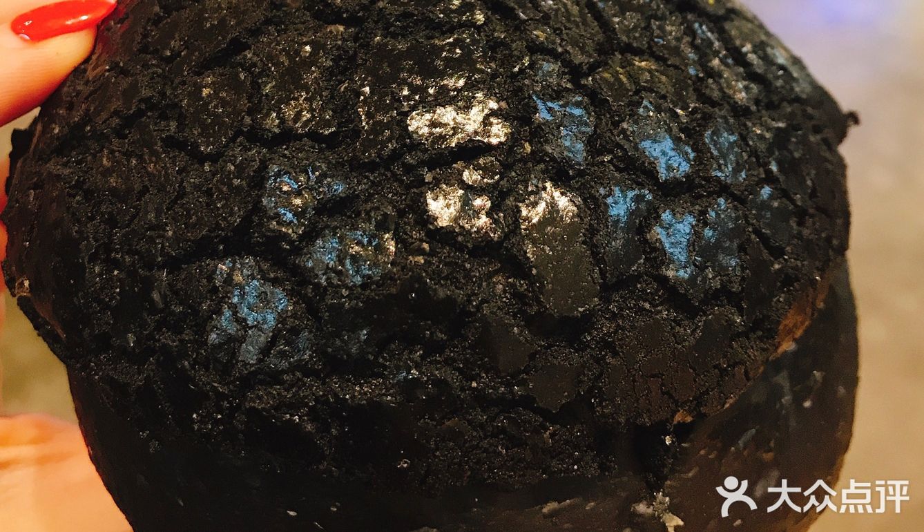 价格较贵性价比一般不太推荐黑色菠萝包是竹炭菠萝包