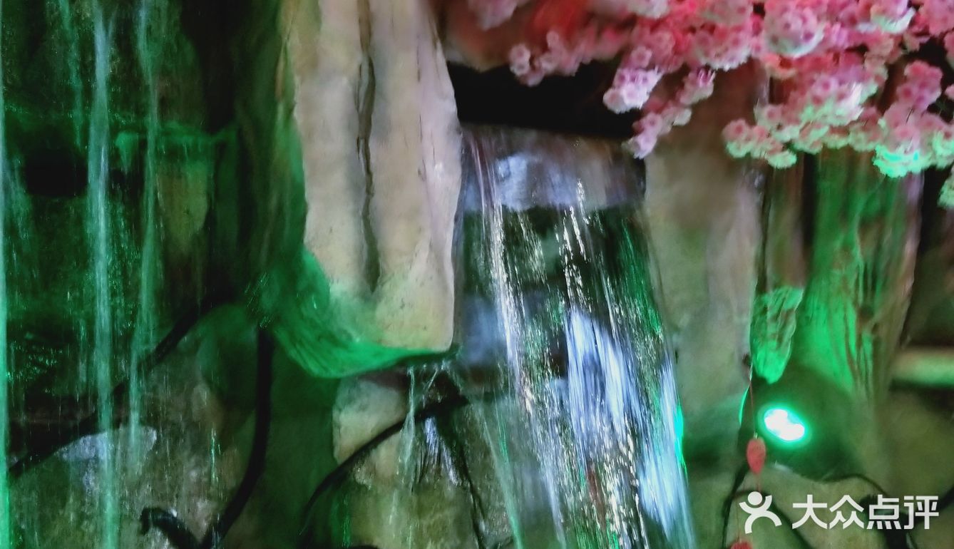 热闹的回坊风情街