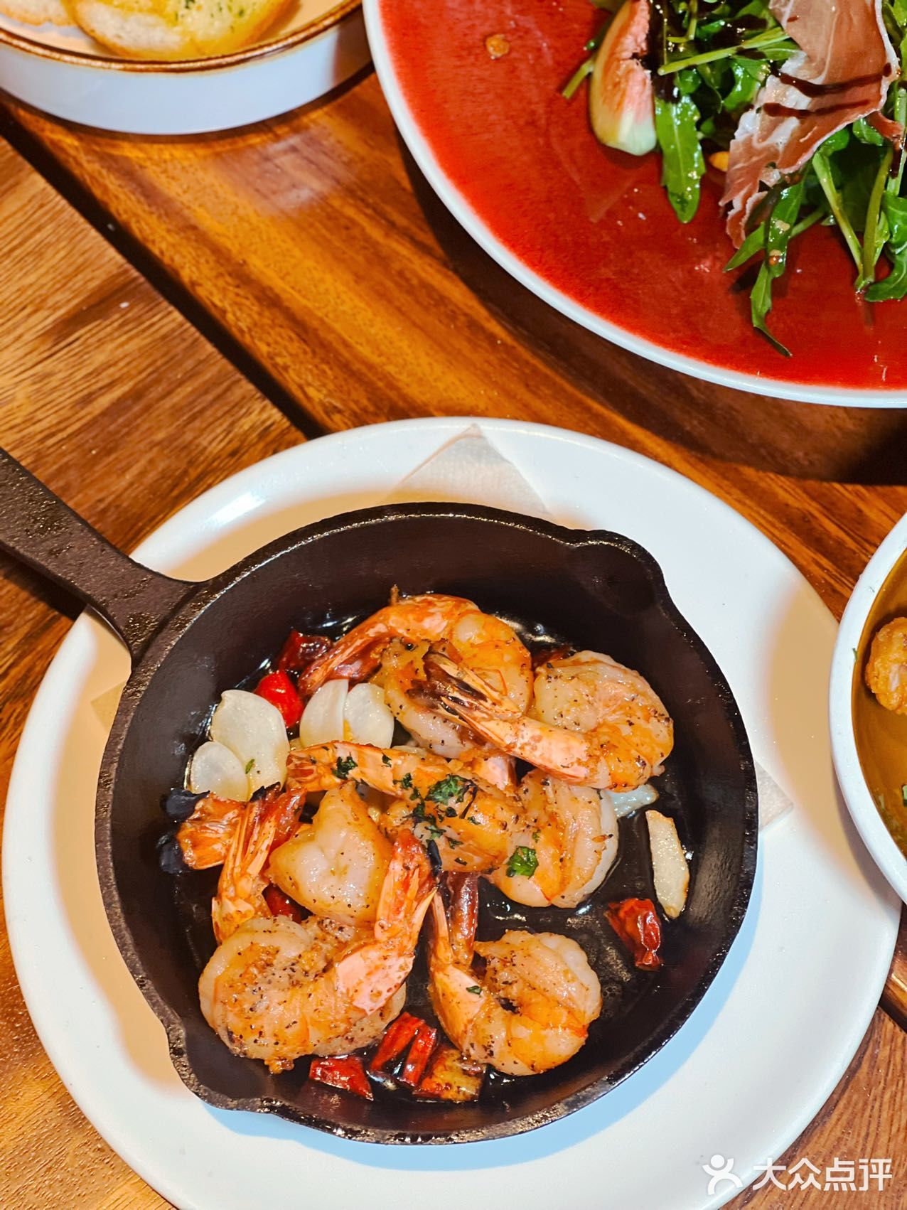 这家西班牙餐厅生意也太火爆了，格调和装修精致且高级