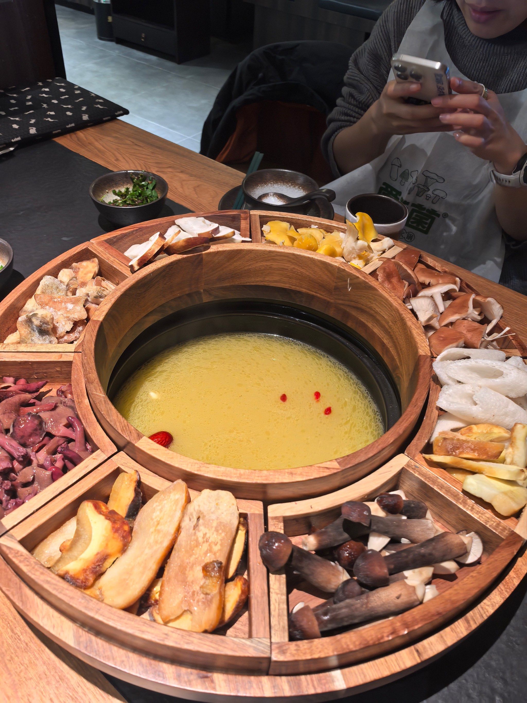 比云南本地鲜美的菌菇火锅