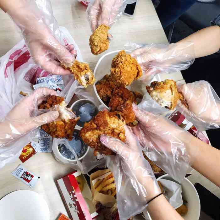 肯德基(金渝路店)-"在奥特莱斯这边逛街,然后发现对面商场国美.