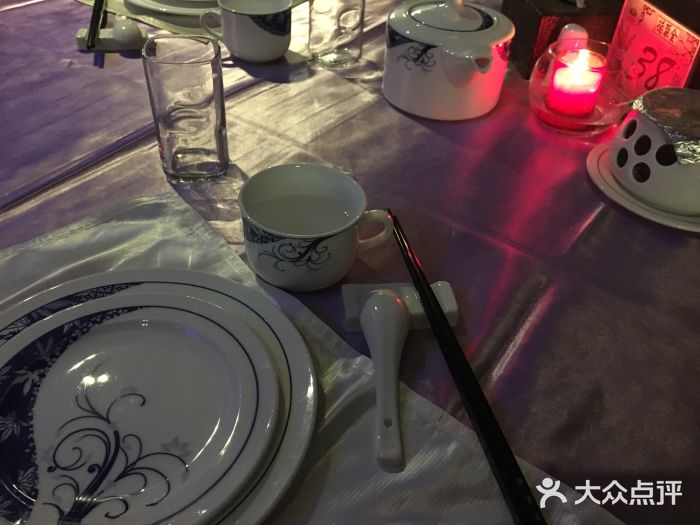 北京全聚德(王府井店)餐具摆设图片