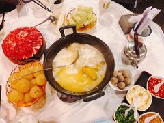 山根-鲜入围煮花胶鸡海鲜火锅
