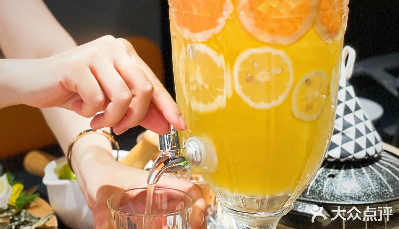 深圳探店丨烤鱼变“潮”了！1700+种搭配冰粉自
