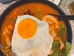 鸡翼肉眼筋煎蛋冬阴功米粉-华嫂冰室(湾仔店)