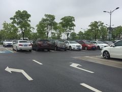 -奕欧来上海购物村停车场