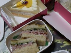 芒果血糯米鲜奶戚风-PAOPAO Bakery&Café(港汇店)