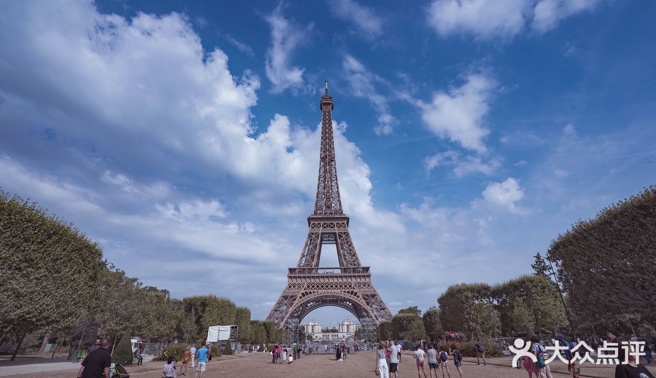 第一次有去巴黎的念想是看了一本很多插画的巴黎随笔