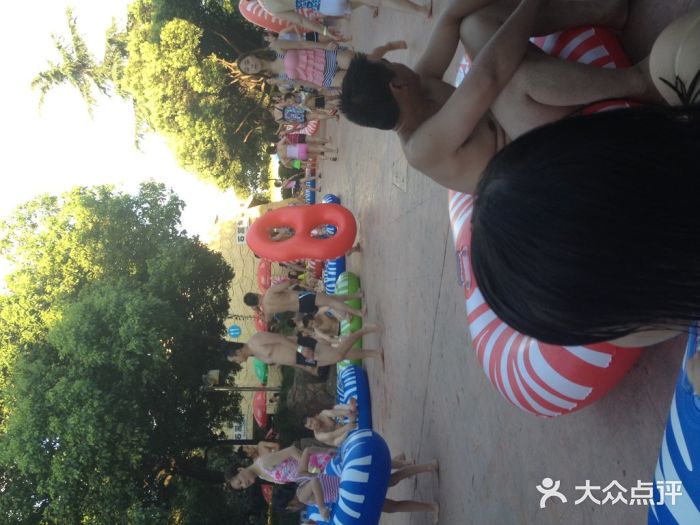 热带风暴水上乐园休息区图片