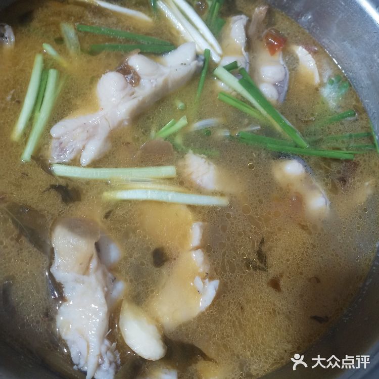 我煮酸菜鱼喜欢买鲢鱼，鲢鱼肉比较嫩