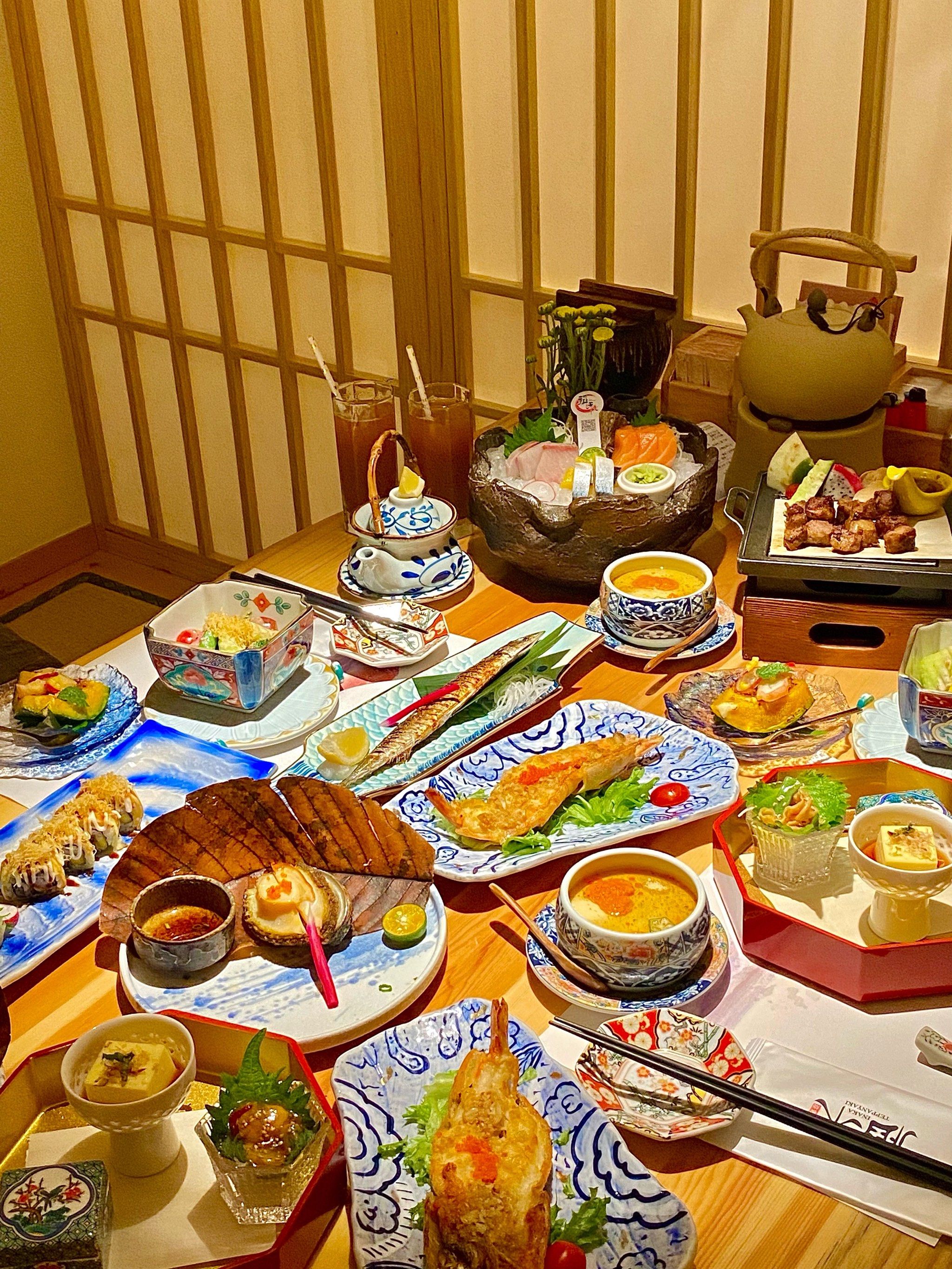 起来去吃日料咯
点了一个双人套餐91
里面包含了前菜 三品拼盘