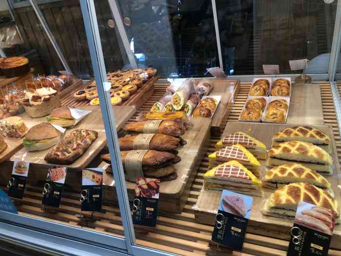 雷仕食品(西华师大店)-"太开心了.这次回家发现南充本土蛋糕品牌雷.