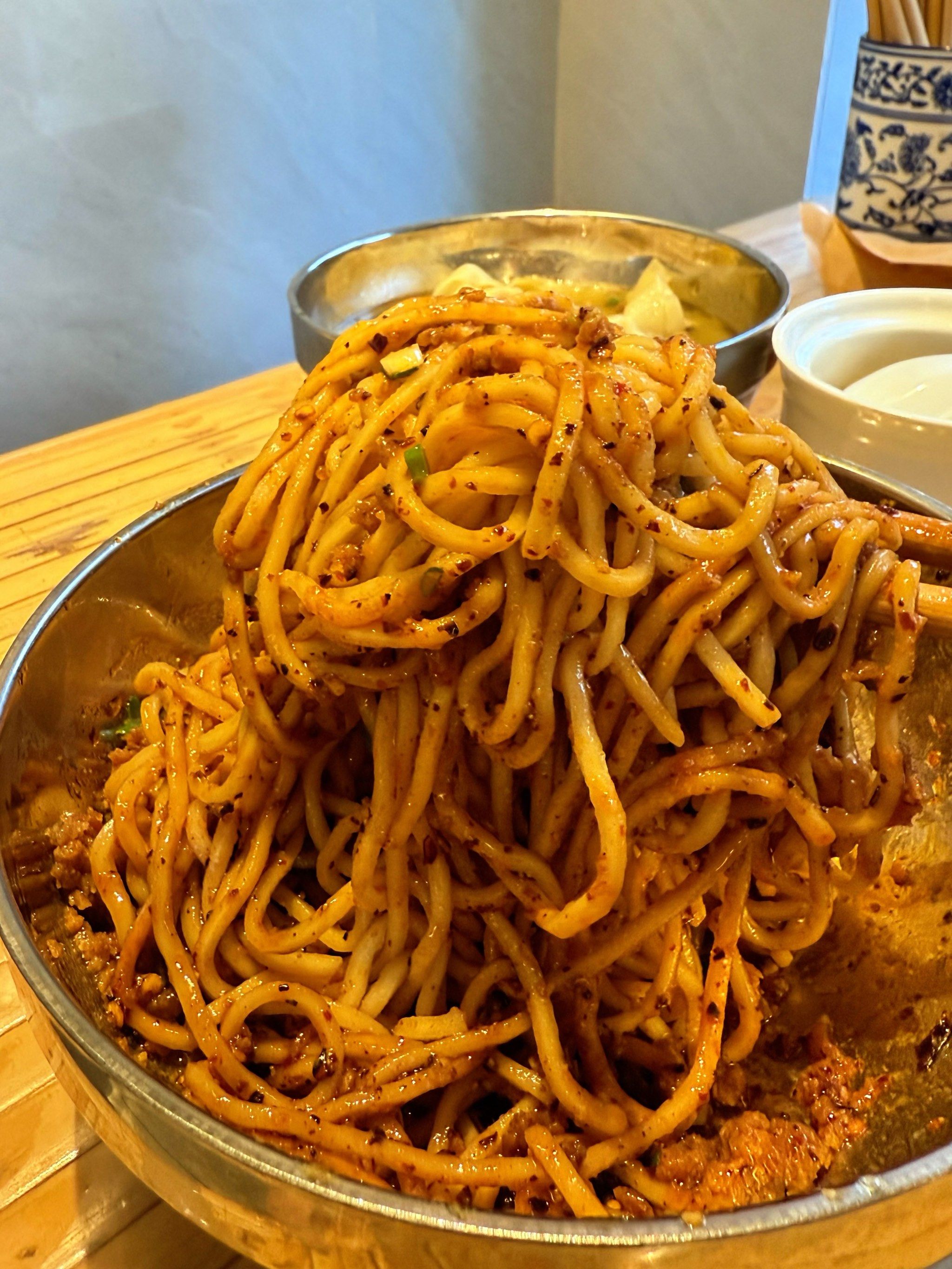 n20米远外就闻到了老板炒脆哨的香气
太香了🆘

成都市区里