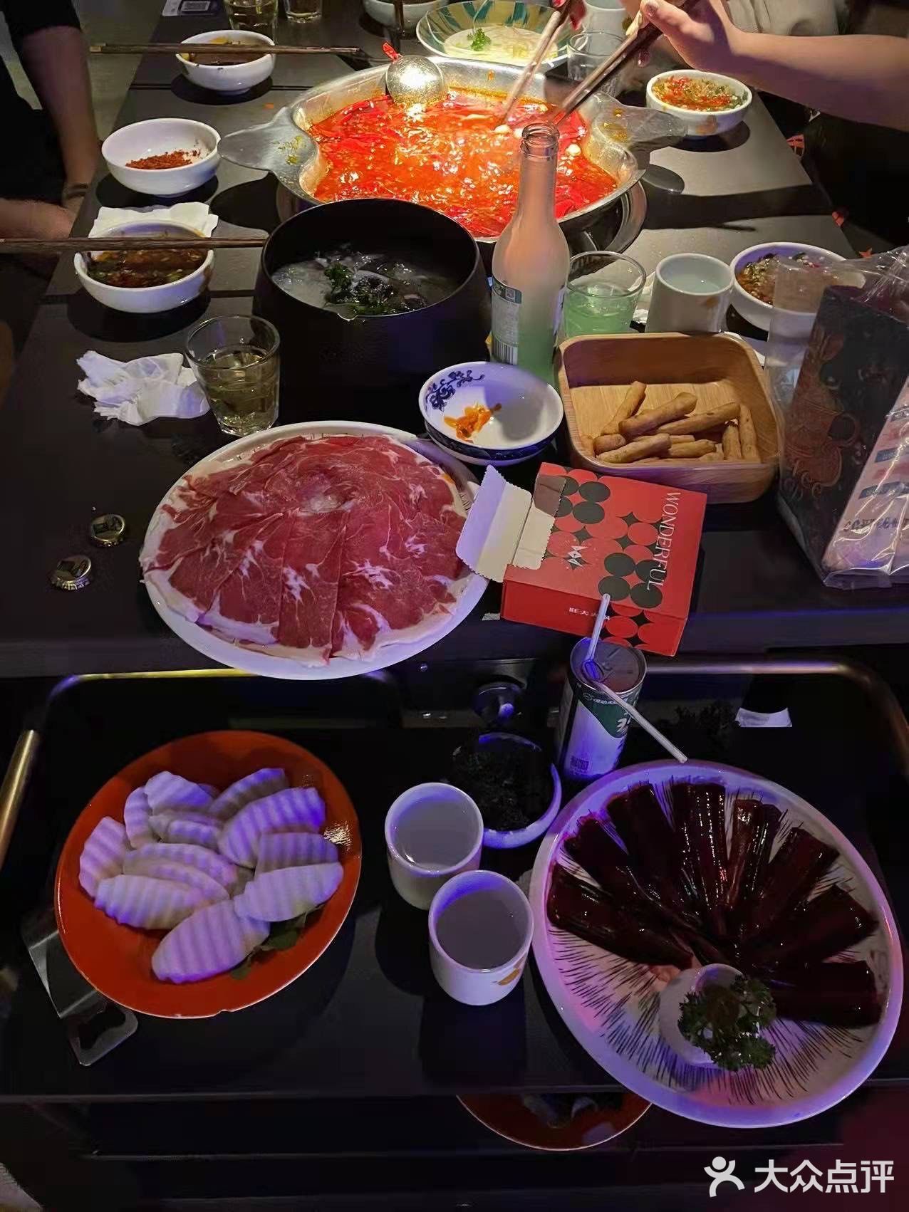 有一个是用梳校盒装的菜，简直刷新认知