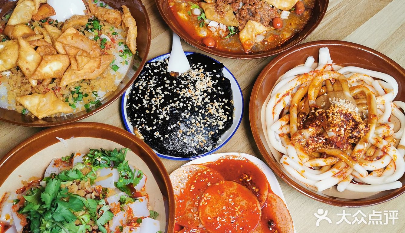 我在店里坐了两个小时，来来去去很多上了年纪的朋友