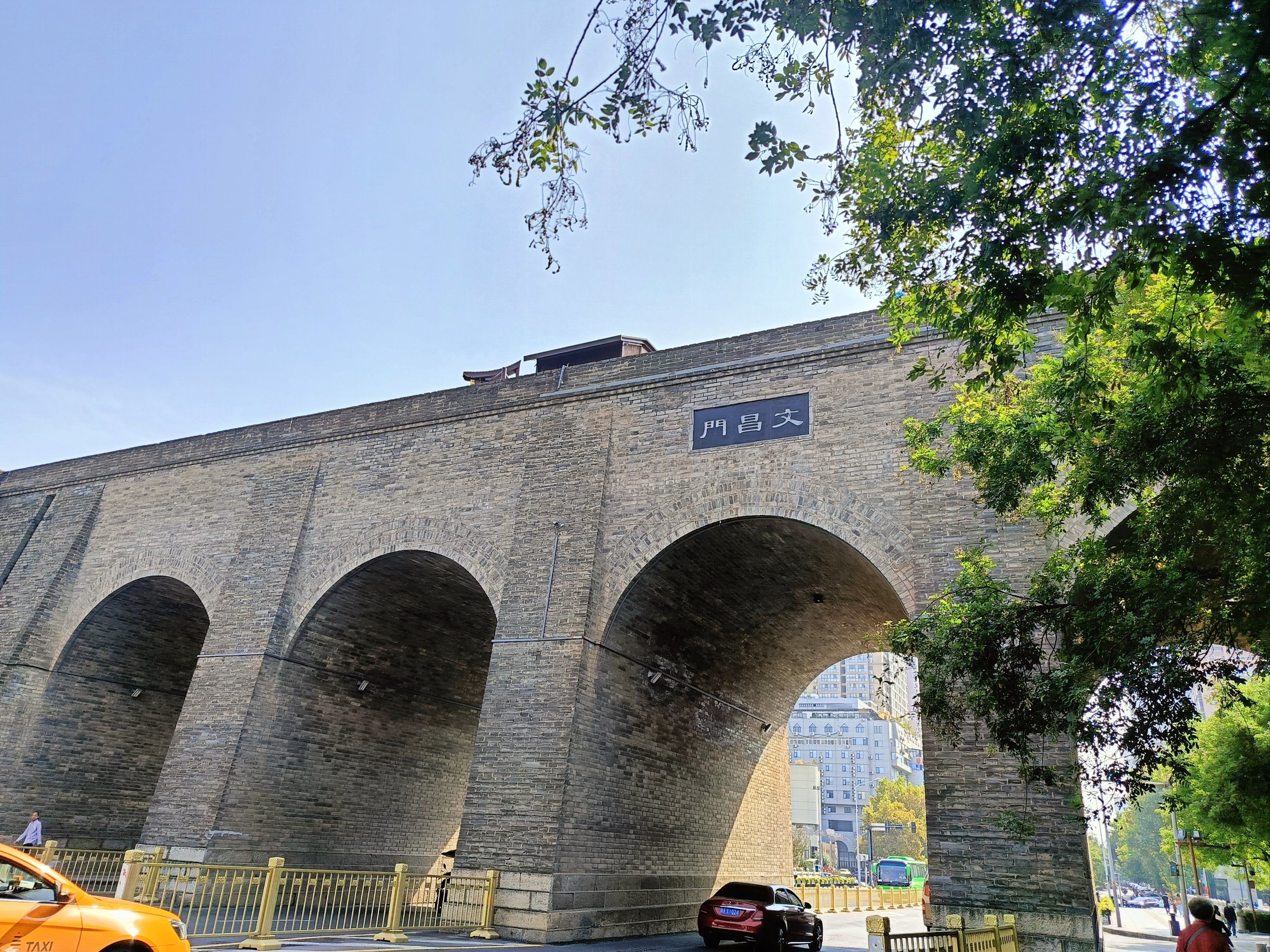 为了便于战备疏散,西安市把原柏树林街南口等处的城墙扩为豁口,又开辟