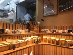 面包甜点陈列柜-天井·丑面包搭咖啡