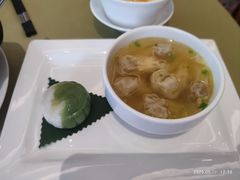南京鸡汁小馄饨拼雨花茶糕-湖影中餐厅·南京金茂威斯汀大酒店