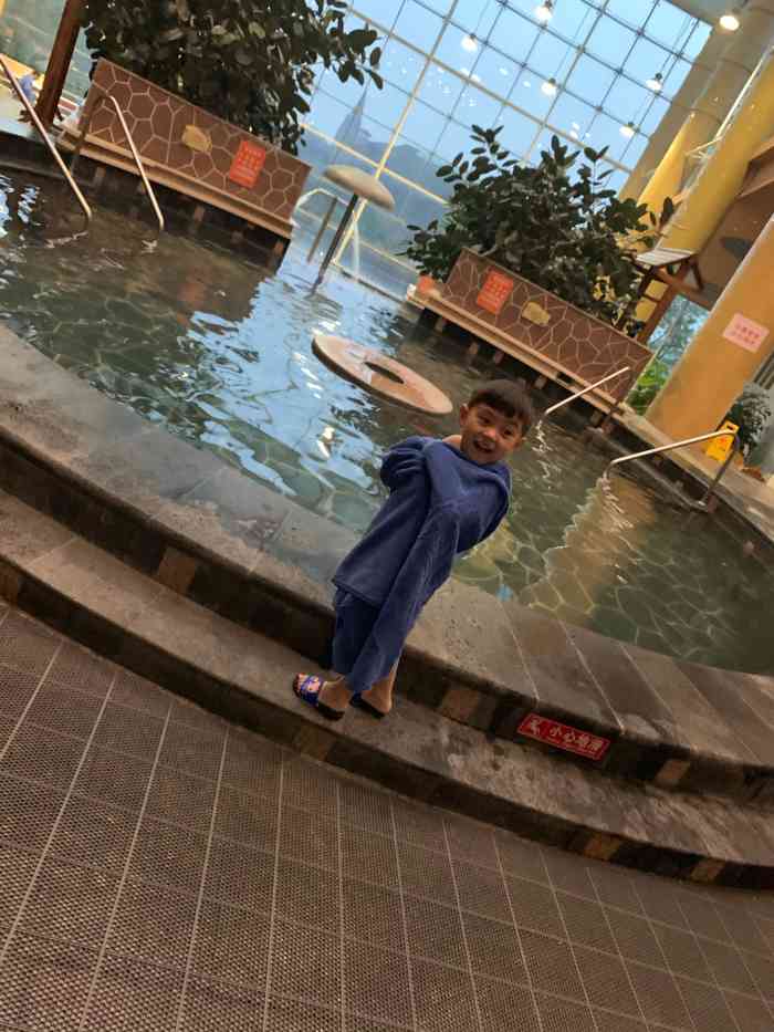麓棠温泉度假区-"这家真心还有点火 我提前一周定 打电话过.