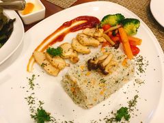 鸡胸肉蘑菇饭-Chom Cafe and Restaurant