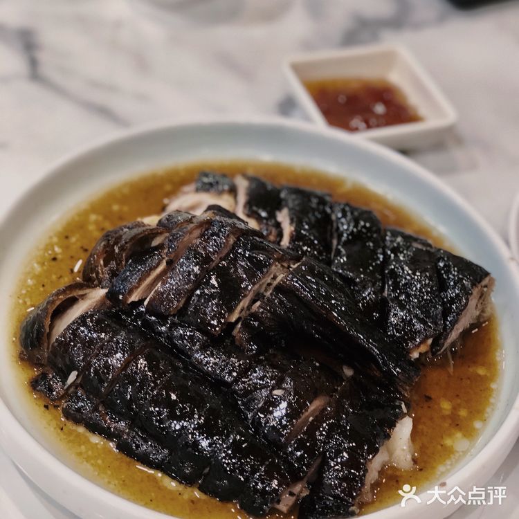 下了班跟朋友约在一起吃黑松露烧鹅，团购的双人餐很划算