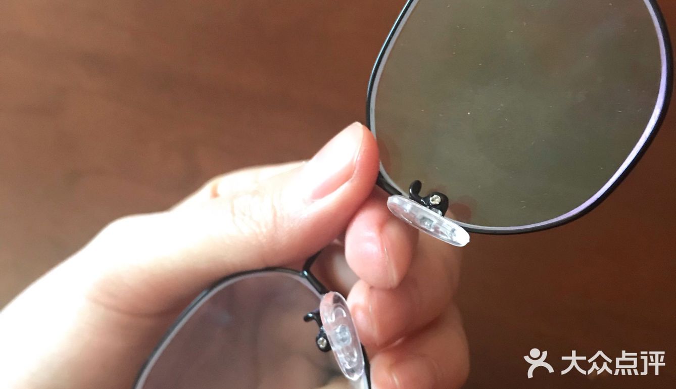 厉害眼镜架一松一紧算账时钱还算错