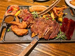 长柄战斧牛排海陆拼盘-1886德国汽车餐厅(外滩中央店)